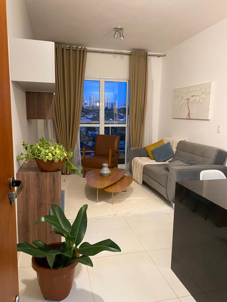 Sala do apartamento Oliveira 81, decorada para famílias